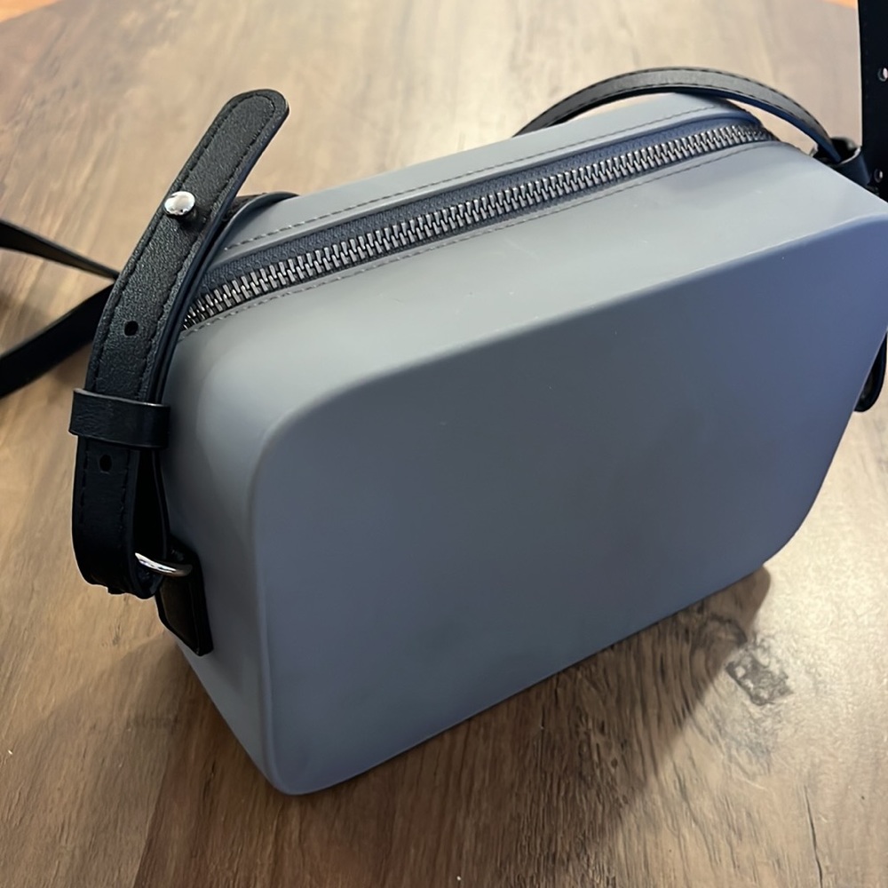 VEGAN CHELSEA CLASSIC GREY BAG WITH BLACK STRAP